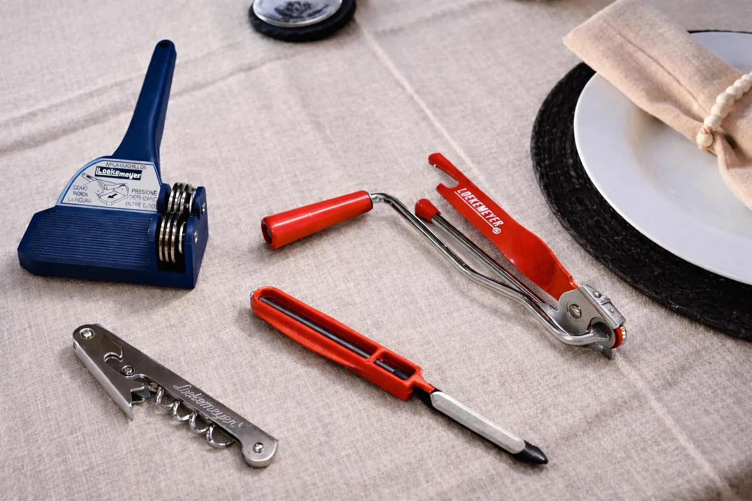 Cocina de Loekemeyer con utensilios de cocina argentinos desde 1950